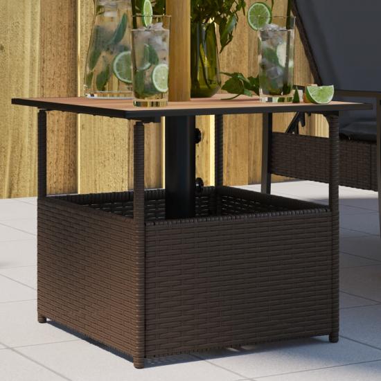 Barna polyrattan kerti asztal napernyőlyukkal 55x55x46,5 cm