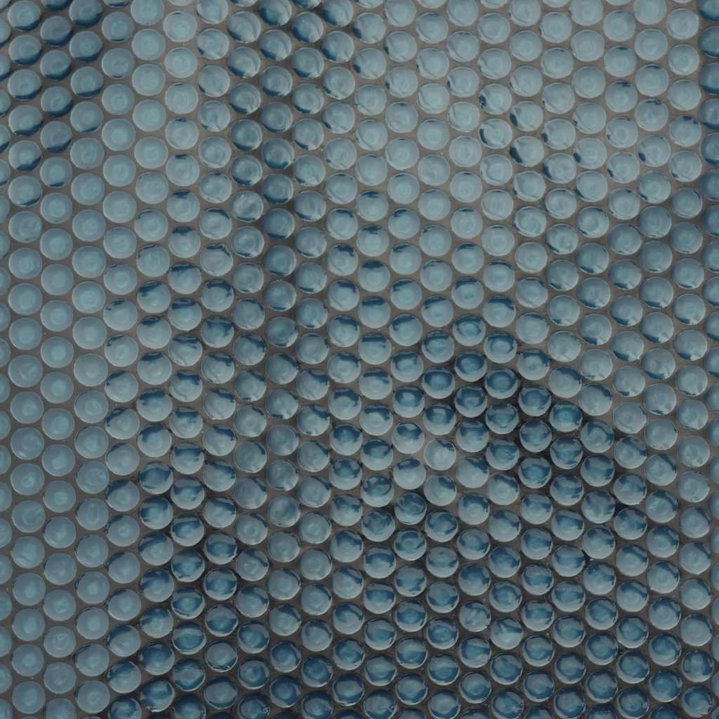 Fekete és kék napelemes lebegő PE medencefólia 975 x 488 cm