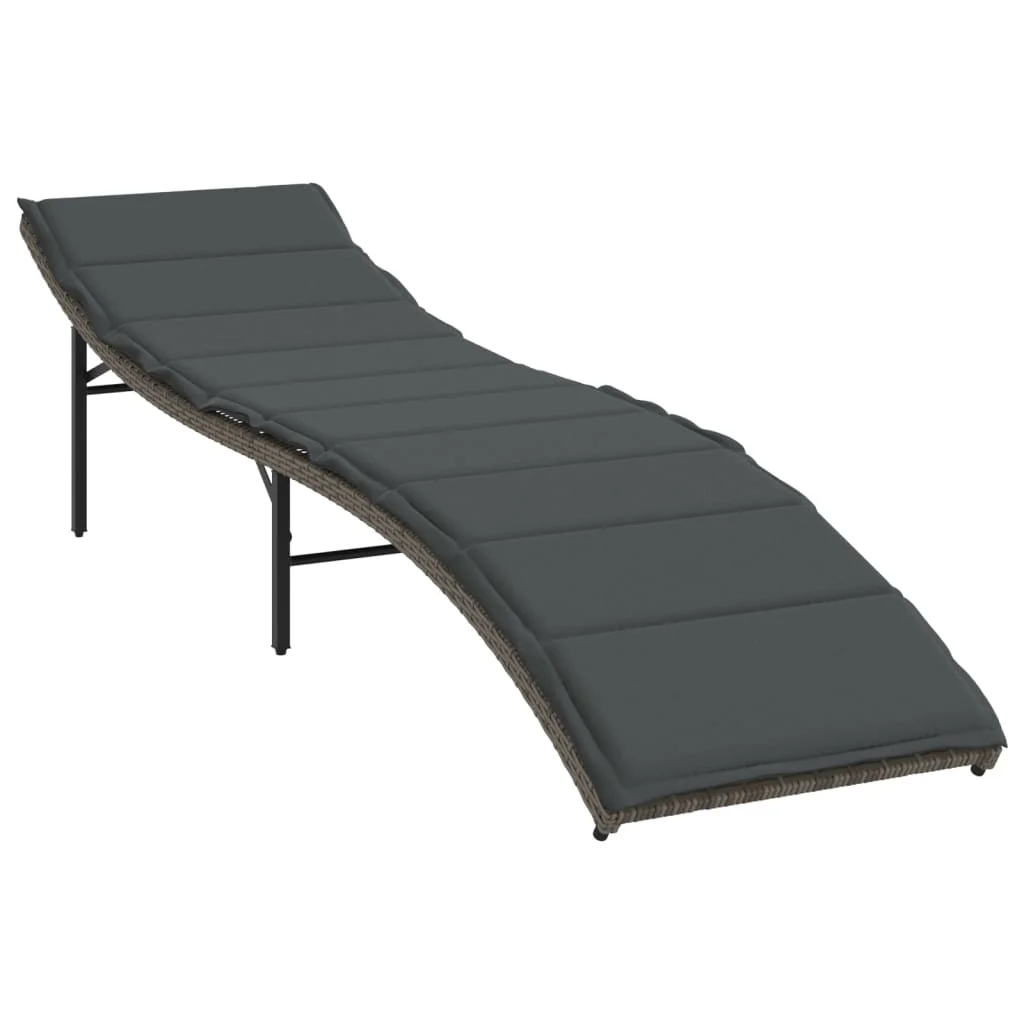 2 db szürke polyrattan napozóágy asztallal