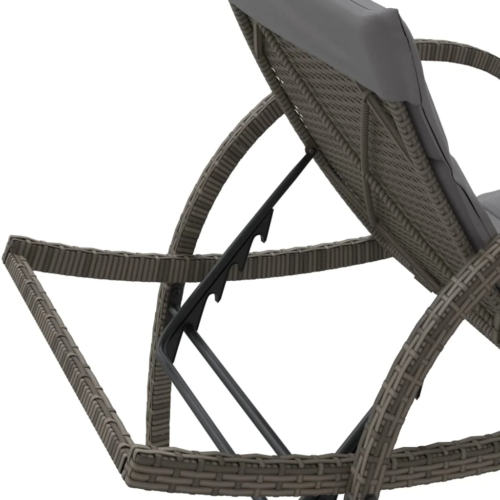 2 db szürke polyrattan napozóágy asztallal